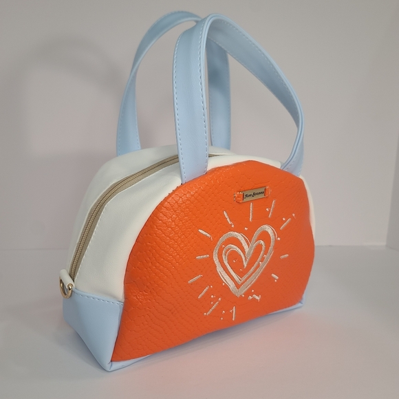 Mini Duffel bag 👜with Heart Embroidery🧡🩵 - Picture 5 of 9